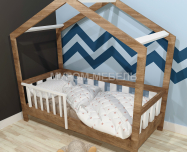 Здесь изображено Кровать детская Домик с оградой